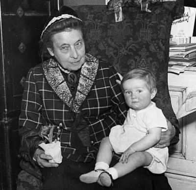 Marianne Hainisch mit Enkelin